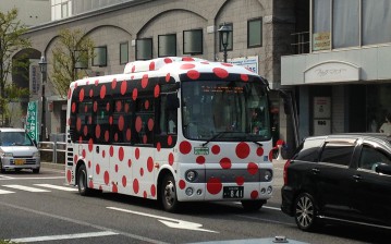 松本市内を走る草間さんデザイン監修のバス